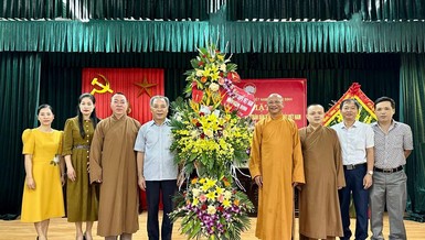 Hoà thượng Thích Quảng Hà thay mặt Ban Thường trực Ban Trị sự đã trao tặng lẵng hoa chúc mừng Ủy ban MTTQVN tỉnh