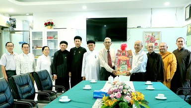 Ông Huỳnh Phú Quý, Phó ban Dân vận Tỉnh ủy tỉnh Bình Dương làm trưởng đoàn chúc mừng Giáng sinh