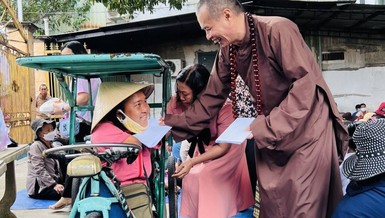Thượng tọa Thích Minh Trí, trụ trì chùa Phúc Lâm trao quà đến người khuyết tật