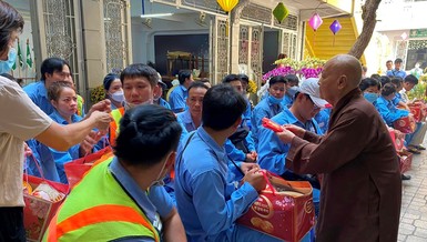 Ni trưởng Thích nữ Tịnh Nguyện, Trưởng Thường trực Ban Chứng minh Phân ban Ni giới Trung ương trao quà đến công nhân môi trường