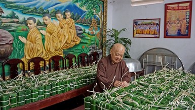  Ni trưởng Thích nữ Tịnh Nguyện với những chiếc bánh chưng xanh ngày Tết - Ảnh: S.N