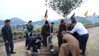  Đoàn lãnh đạo tỉnh Hà Giang trồng cây lưu niệm tại trụ sở Ban Trị sự tỉnh - chùa Thiên Ân