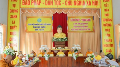 Chư tôn đức tham gia họp