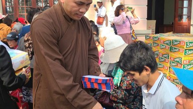 Thượng tọa Thích Thiện Thông trao quà đến bà con hội viên người mù khó khăn