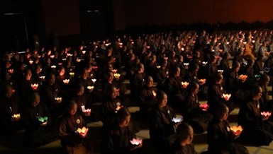 Gần 300 Tăng Ni trường Trung cấp Phật học Bình Định thắp nến tri ân tại non thiêng Yên Tử