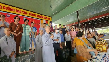 Ni sư Thích nữ Như Hiền có lời động viên bà con trước khi trao quà