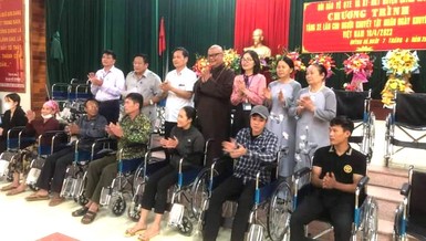 Đại đức Thích Nguyên Quang, Hội Bảo vệ quyền trẻ em và Bảo trợ người khuyết tật H.Quỳnh Lưu trao xe lăn đến người khuyết tật 