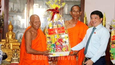 Ông Y Thanh Hà Niê K’đăm trao quà chúc Tết cổ truyền đến chư vị Hòa thượng