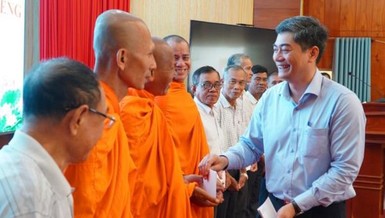 Ông Y Vinh Tơr chúc mừng đến chư Tăng và các cá nhân tiêu biểu nhân Tết cổ truyền