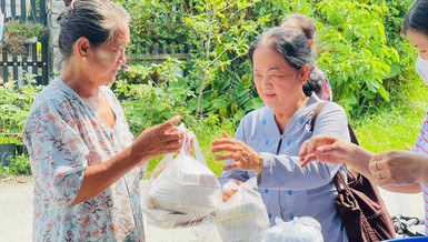 Trao suất cơm chay đến người cần