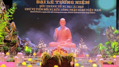 Đức Pháp chủ GHPGVN huấn thị trước giờ diễn ra Đại lễ do chư Ni Phân ban Ni giới tỉnh Bình Phước tổ chức