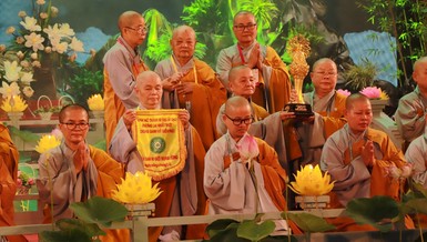 Phân ban Ni giới T.Ư, Ban Tổ chức trao biểu tượng và cờ luân lưu đến Phân ban Ni giới TP.Cần Thơ - đơn vị sẽ tổ chức Đại lễ vào năm 2024