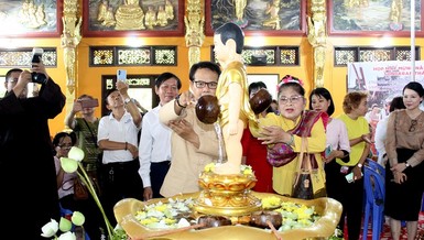 Đại chúng cử hành nghi lễ Tắm Phật trong ngày họp mặt mừng Tết SongKran