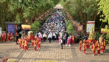 Đoàn dâng hương tưởng niệm tại Đền tưởng niệm các vua Hùng thuộc Công viên lịch sử văn hóa dân tộc, TP.Thủ Đức