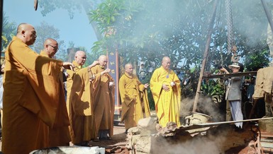 Sái tịnh tại lễ rót đồng đúc tôn tưởng Đức Bổn Sư tại chùa Phước Sơn