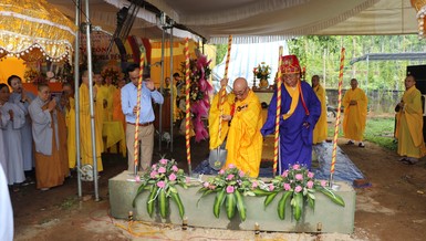 Thực hiện nghi thức đặt đá khởi công xây dựng chánh điện chùa Tiến Hòa