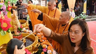 Chư tôn đức, khách quý thực hiện nghi thức Tắm Phật