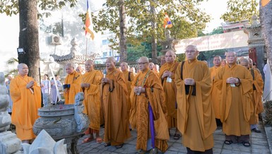 Chư tôn đức niêm hương tại tượng đài Bồ-tát Thích Quảng Đức đối diện chùa Long Sơn
