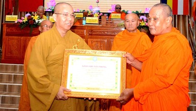 Hòa thượng Lý SaMouth trao giáo chỉ tấn phong đến Thượng tọa Thích Giác Nghi