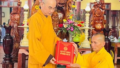 Thượng tọa Thích Tỉnh Cường trao quyết định bổ nhiệm trụ trì chùa Thanh Nguyên đến Đại đức Thích Đức Thành