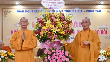 Hòa thượng Thích Thiện Thống tặng lẵng hoa chúc mừng của Ban Thường trực Hội đồng Trị sự đến Hòa thượng Thích Huệ Trí