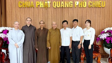  Ông Lê Văn Núi, Trưởng ban Tôn giáo tỉnh làm trưởng đoàn thăm trường hạ Phật Quang Phổ Chiếu
