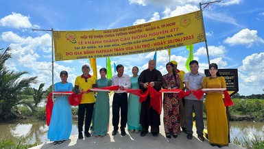 Cắt băng khánh thành cầu Tường Nguyên 477 tại ấp Giữa, xã Kim Hòa