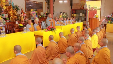 Ni trưởng Thích nữ Tịnh Nghiêm chia sẻ với hành giả Ni trường hạ chùa Phước Quang, tỉnh Đắk Nông