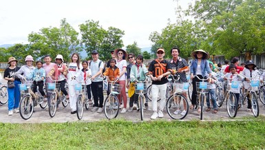 Đoàn trao xe đạp đến học sinh khó khăn tại địa phương