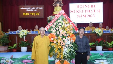  Ông Đặng Tuấn Cường, Trưởng ban Tôn giáo tỉnh tặng hoa chúc mừng đến Hòa thượng Thích Châu Quang