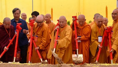 Thực hiện nghi thức động thổ xây dựng Văn phòng Ban Trị sự tỉnh trong khuôn viên chùa Phật Ngọc Xá Lợi Vĩnh Long