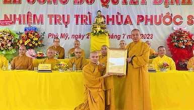 Hòa thượng Thích Chúc Thọ trao quyết định bổ nhiệm trụ trì chùa Phước Sơn đến Đại đức Thích Hữu Nhã