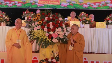 Hòa thượng Thích Thiện Pháp tặng hoa chúc mừng của Ban Thường trực Hội đồng Trị sự