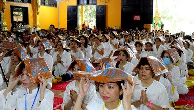 Các Phật tử thành kính dâng y tắm mưa đến chư Tăng tại thiện viện Phước Sơn