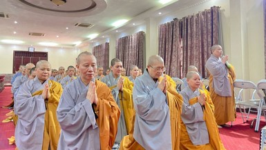 Ni trưởng Thích Đàm Lan tác bạch cúng dường trường hạ Ban Trị sự GHPGVN tỉnh Quảng Ninh