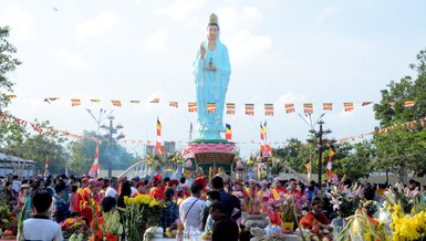 Người dân, Phật tử đến đảnh lễ Đức Quán Thế Âm tại Quán Âm Phật Đài - TP.Bạc Liêu