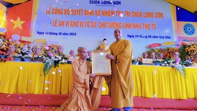 Thượng tọa Thích Nhuận Trí trao quyết định bổ nhiệm trụ trì chùa Long Sơn đến Đại đức Thích Quảng Luật 