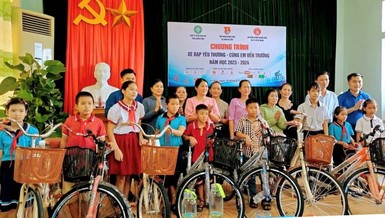 Trao 10 xe đạp cho học sinh Trường Trung học Cơ sở Quảng Hòa, TX.Ba Đồn