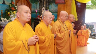 Chư tôn đức niêm hương tưởng niệm, cầu nguyện Giác linh Ni trưởng Thích nữ Tịnh Giới, tại chùa Ưu Đàm