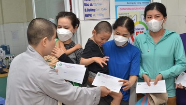 Ban Từ thiện xã hội Phật giáo TP.Đà Nẵng và chùa Bảo Quang tặng quà Vu lan cho bệnh nhi