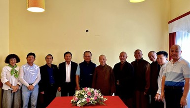 Phái đoàn gặp gỡ, chụp ảnh lưu niệm cùng các vị Đại sứ đặc mệnh toàn quyền nước CHXHCNVN, lãnh đạo hội người Việt Nam tại Séc, Hội Phật tử Việt Nam tại Séc