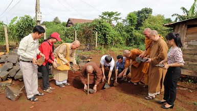 Đặt đá khởi công nhà cho hộ bà H Noat Niê tại Buôn Ktong Lĩa, xã Ea Tar