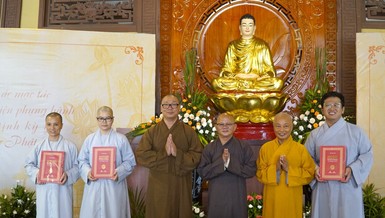 Giám đốc, Ban Điều hành Trung tâm Dịch thuật Hán Nôm Huệ Quang tuyên dương học viên có thành tích xuất sắc của các khóa 16, 17-18 và 19