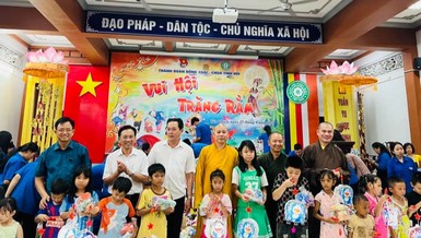 Chư tôn đức, đại diện các cơ quan trao quà Tết Trung thu cho trẻ em tại chùa Tỉnh Hội