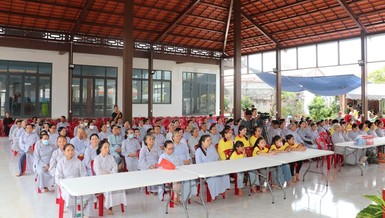 Gần 200 Phật tử tham gia khóa tu được tổ chức tại chùa Bửu Lâm