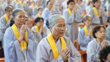 Phật tử đạo tràng Pháp Hoa miền Bắc tham gia khóa tu Bát Quan trai tại chùa Bằng