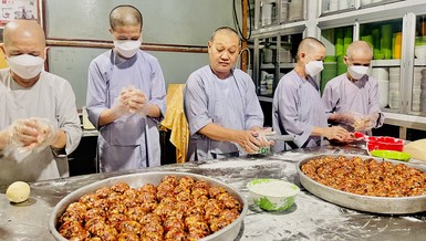 Chư Ni chùa Tịnh Nghiêm, TP.Mỹ Tho sản xuất bánh trung thu phục vụ cho các em thiếu nhi