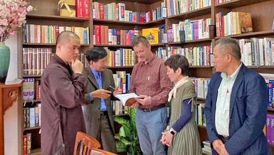 Ông Balogdhi Tibor, Đại sứ Hungary tại Việt Nam tham quan Thư viện Vinabudh thuộc chùa Tuệ Giác