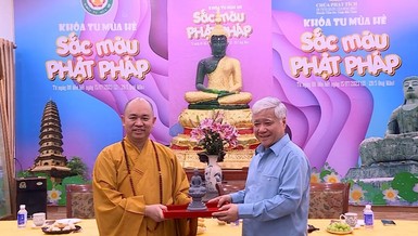 Thượng tọa Thích Đức Thiện tặng tôn tượng đến ông Đỗ Văn Chiến