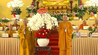 Hòa thượng Thích Thiện Pháp tặng hoa chúc mừng của Ban Thường trực Hội đồng Trị sự